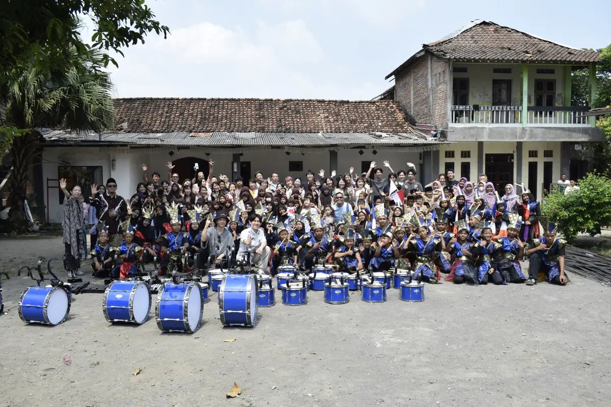 インドネシアの学校を訪問し、子どもたちと撮影した集合写真