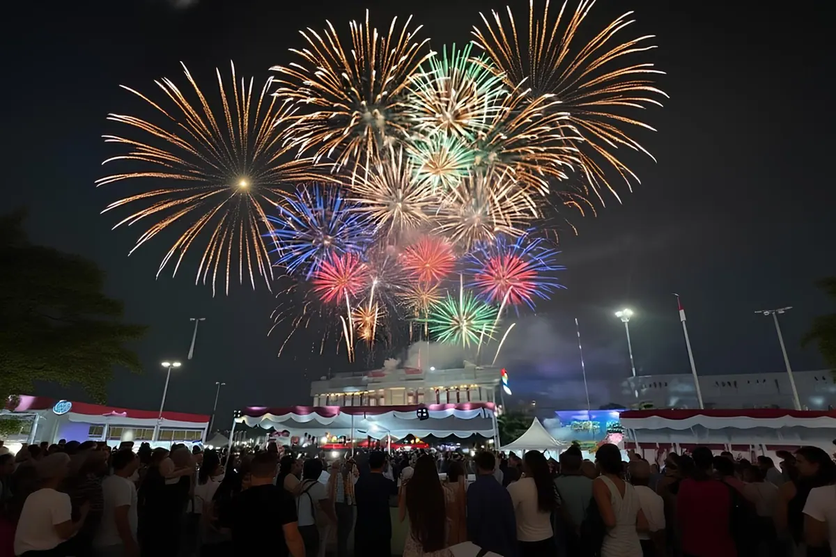 インドネシアの夜空に上がる平和の花火